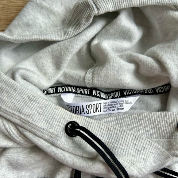 Victoria‘s Secret Gray & Black Sport Sleeveless Hoodie Open Back - Picture 5 of 6